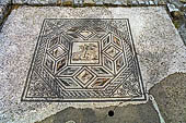 Aquileia (Udine) - area delle case romane e gli oratori paleo-cristiani. Decorazione musiva con un cervo e un cane (II-III secolo d.C.).